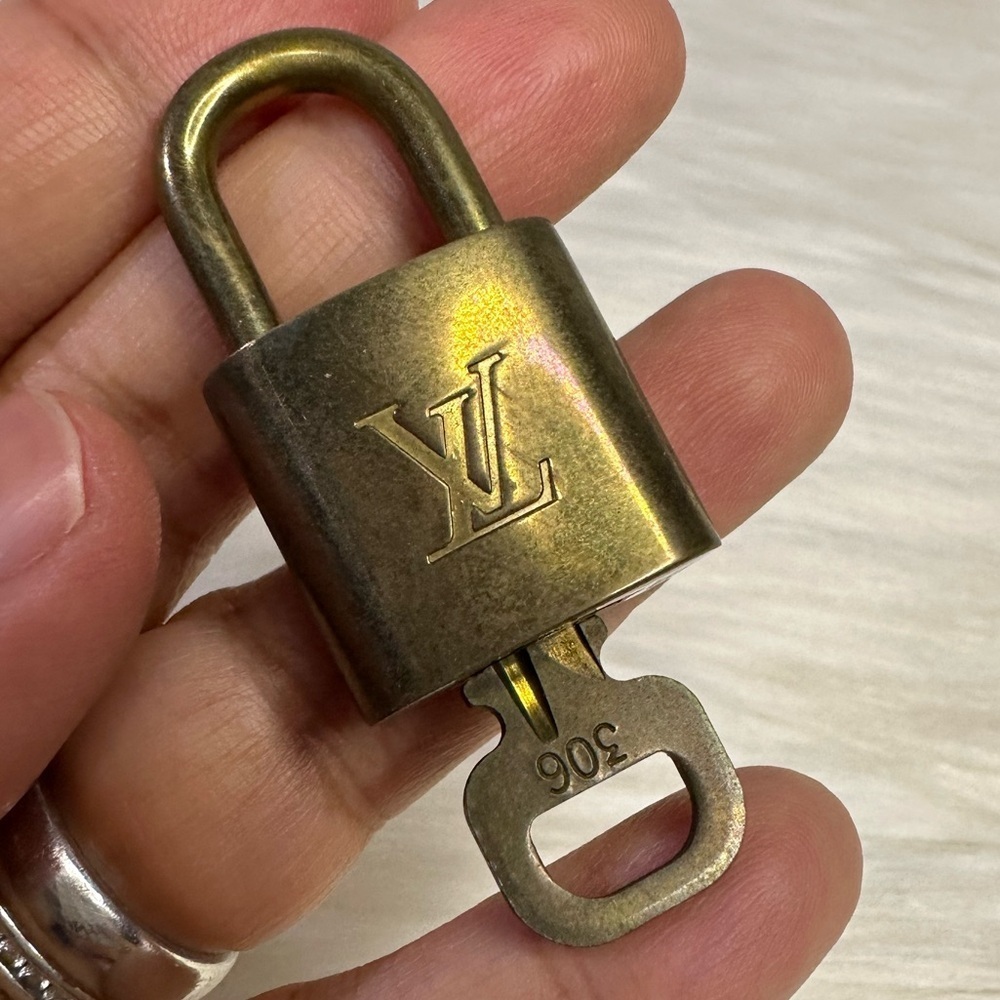 LOUIS VUITTON lock and key #306